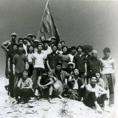 1966年5月，在河北省平山县东回舍封城大队劳动期间，举行爬山锻炼，登顶后合影