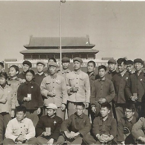 1968年附中部分1969届校友在天安门广场合影：