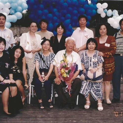 2001年附中将从旧址上搬出时丁校长与69届同学合影