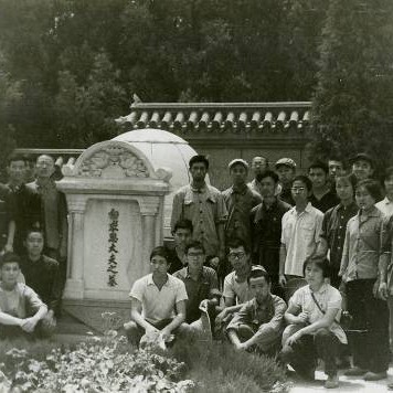 1966年6月10日从河北平山县返京，途经石家庄市，在华北烈士陵园白求恩墓前合影。