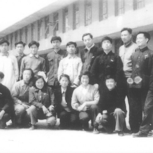 此组照片由吉信、文慧中提供 ，1951年中央美术学院成立后第一届雕塑系甲班全体同学合影