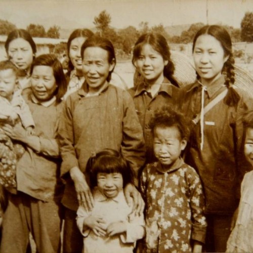 1965年开门办学时与所在地乡亲合影：