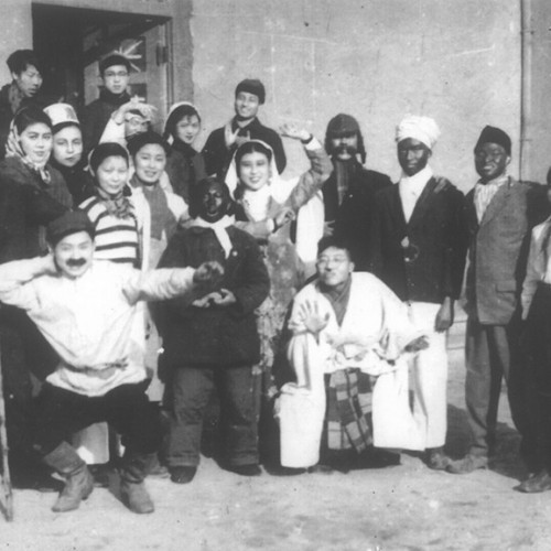 此组照片由吉信、文慧中提供，1950年预科乙班同学在新年化妆晚会上